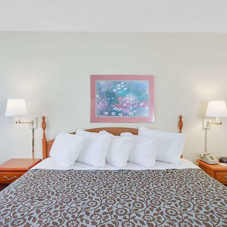 Days Inn By Wyndham Newport Esterno foto