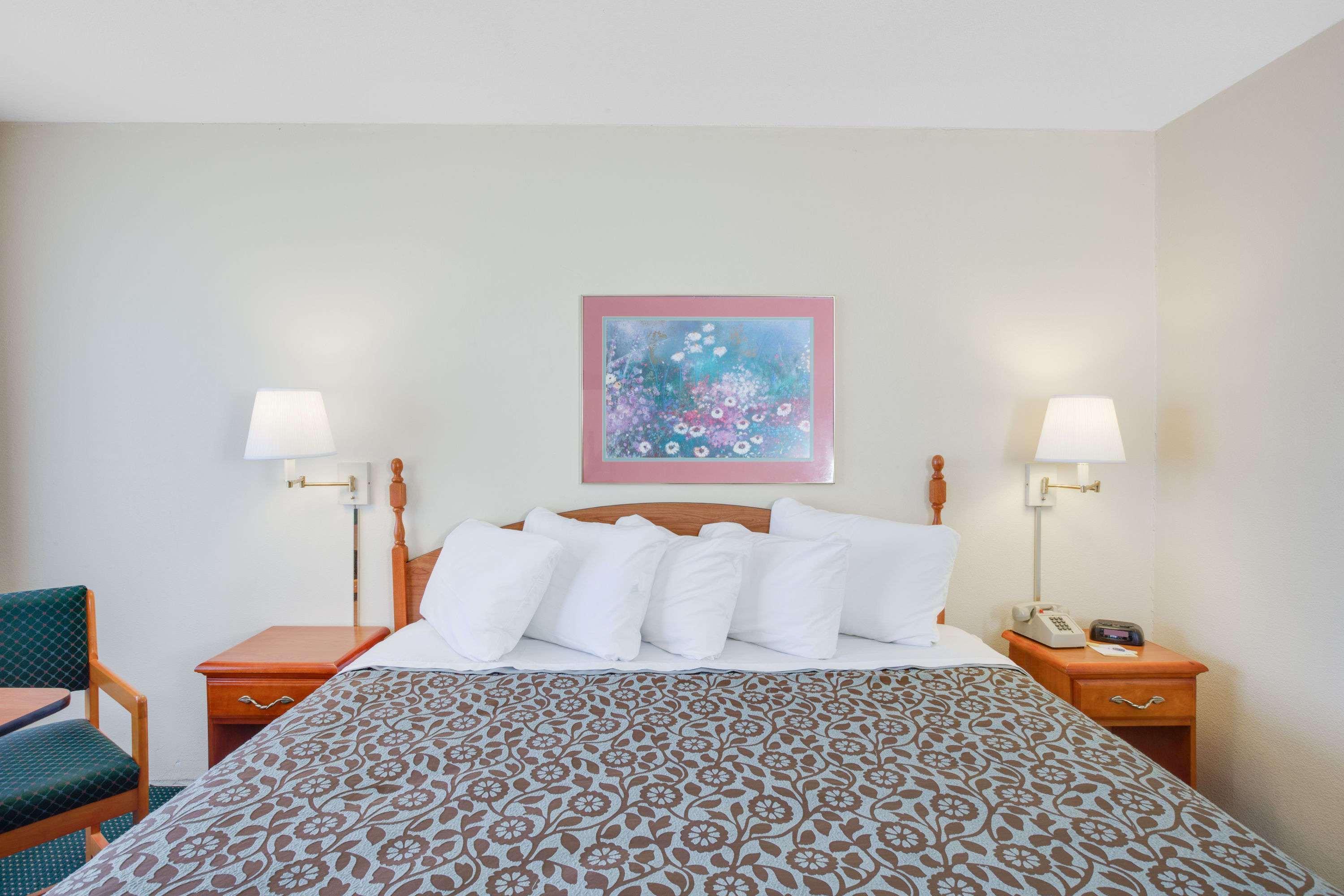 Days Inn By Wyndham Newport Esterno foto