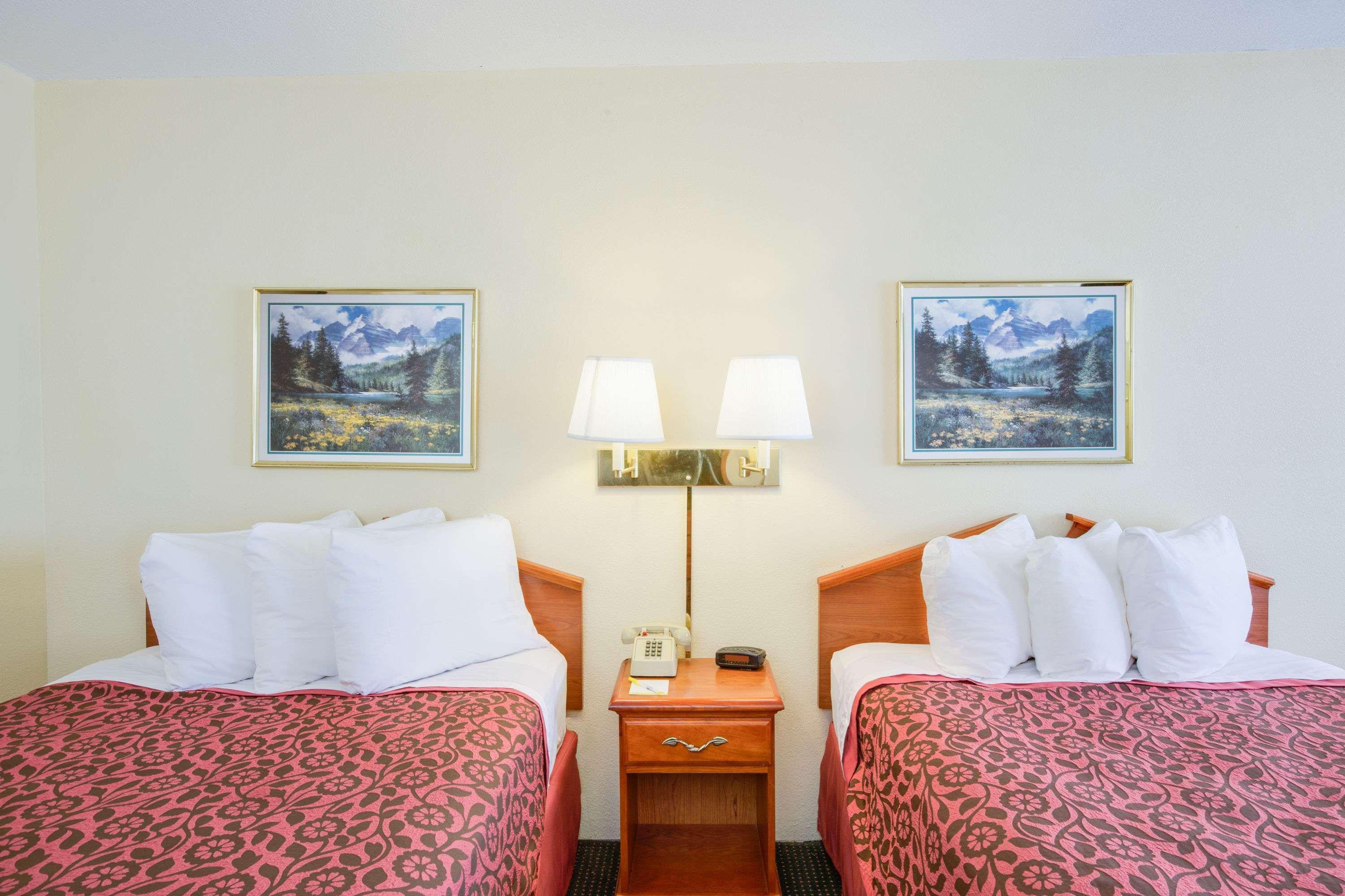 Days Inn By Wyndham Newport Esterno foto