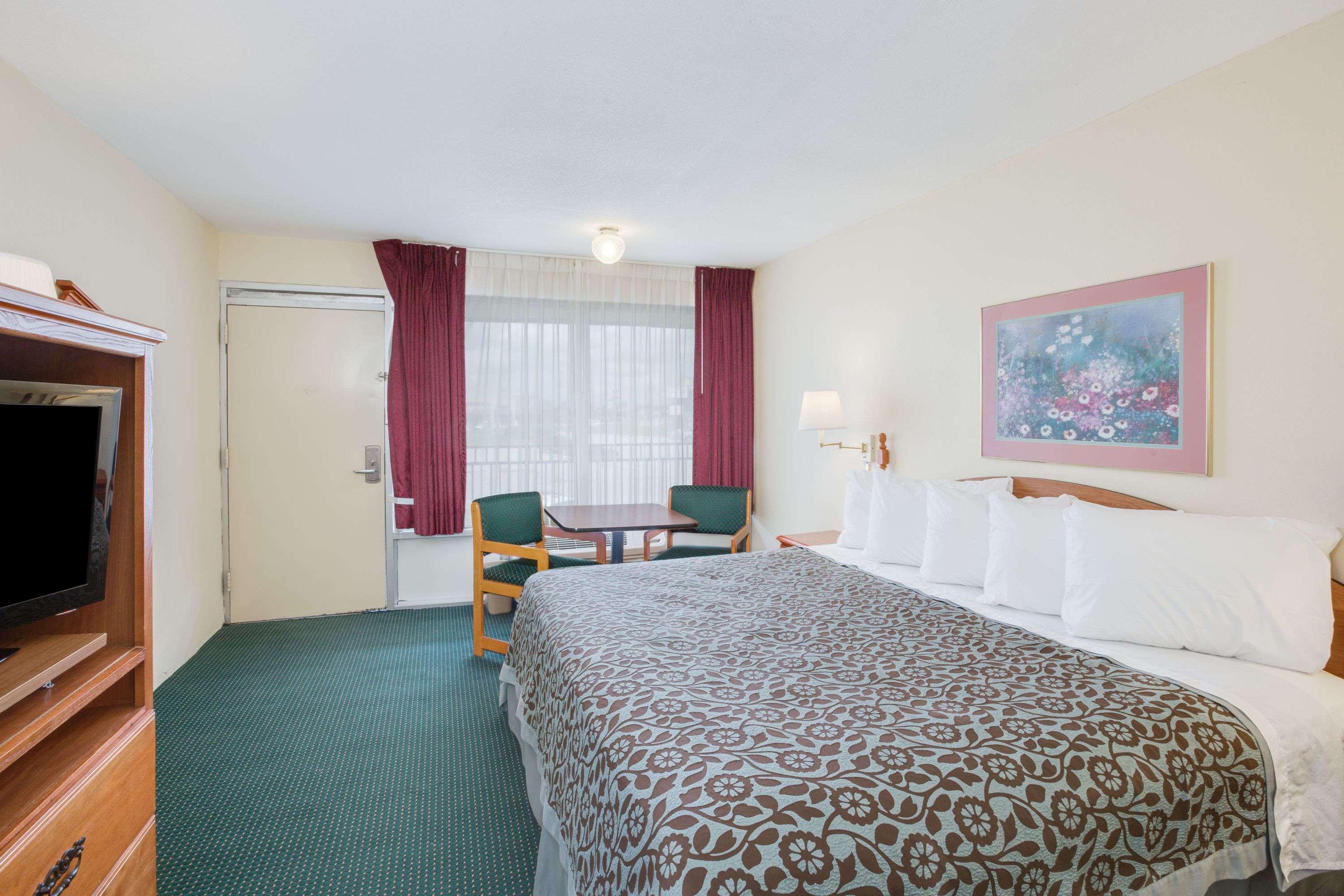Days Inn By Wyndham Newport Esterno foto