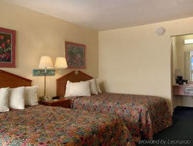 Days Inn By Wyndham Newport Esterno foto