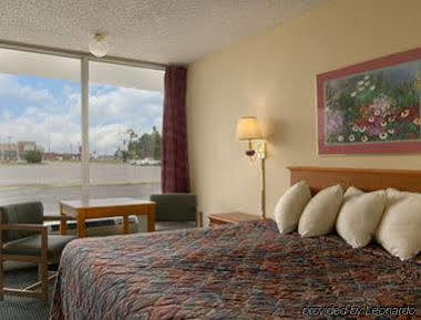 Days Inn By Wyndham Newport Esterno foto